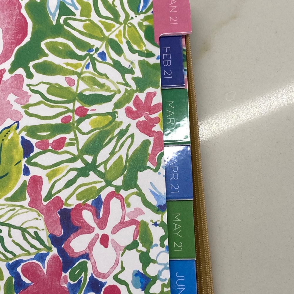 LILLY PULITZER PLANNER NEW - Picture 9 of 12
